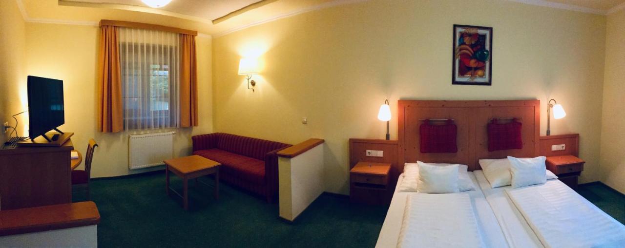 Hetkuti Wellness Hotel Мор Экстерьер фото