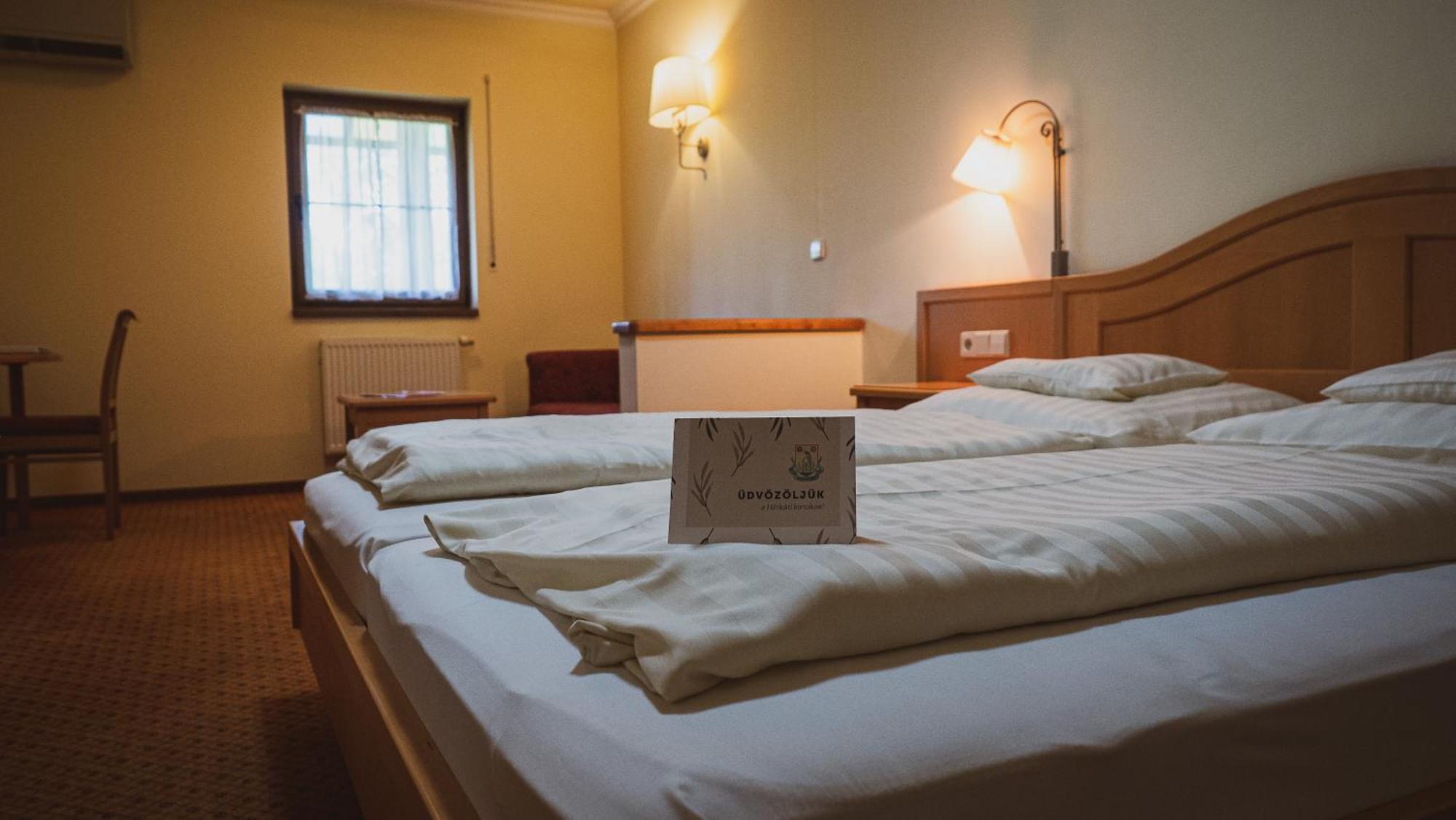Hetkuti Wellness Hotel Мор Экстерьер фото