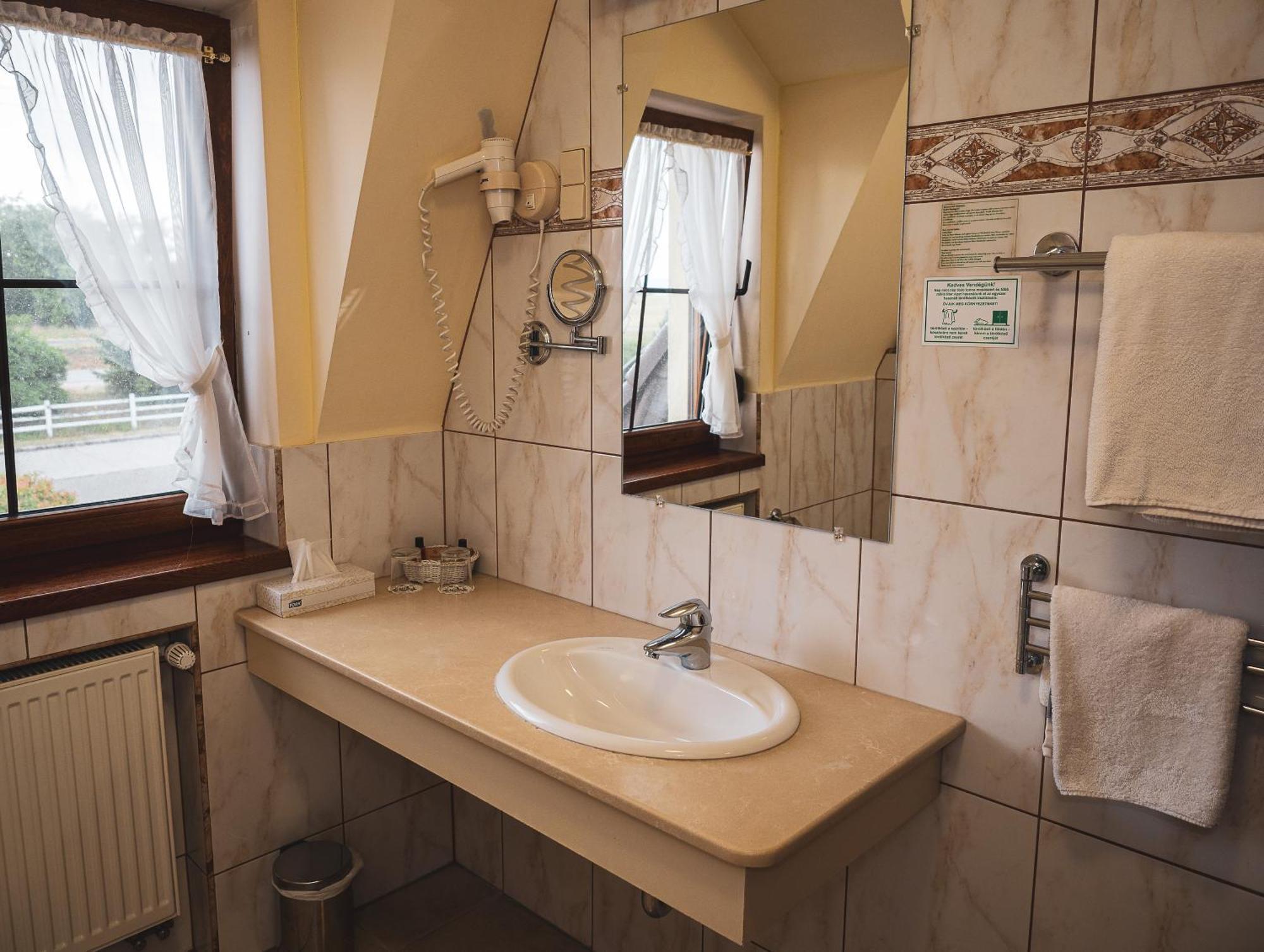 Hetkuti Wellness Hotel Мор Экстерьер фото