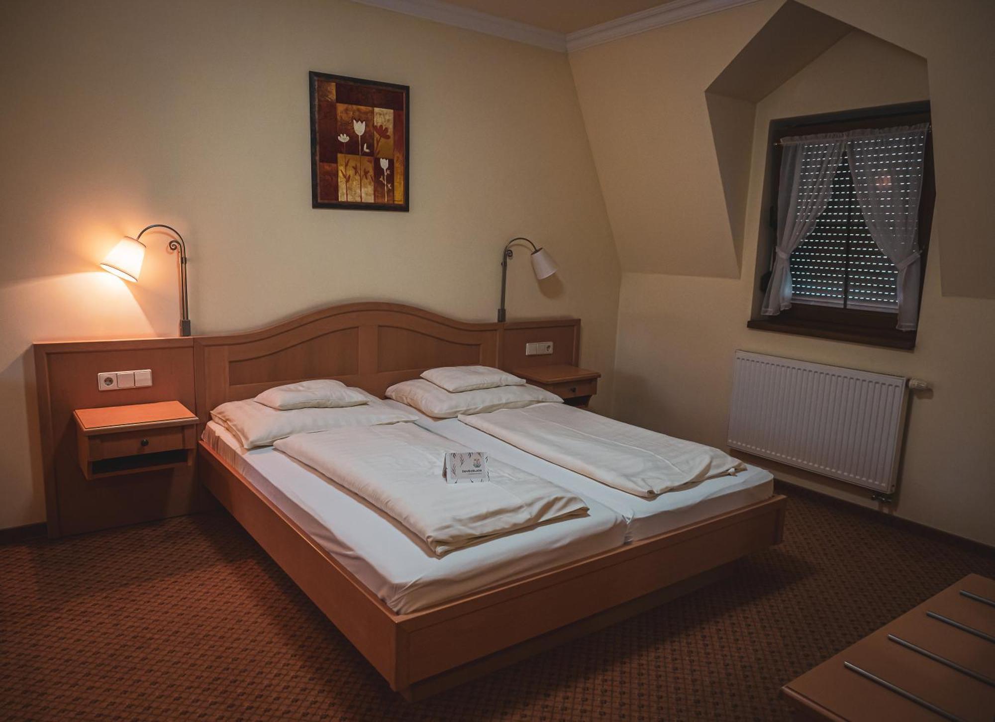 Hetkuti Wellness Hotel Мор Экстерьер фото