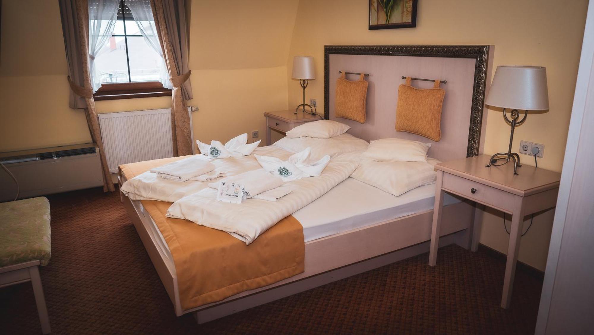 Hetkuti Wellness Hotel Мор Экстерьер фото