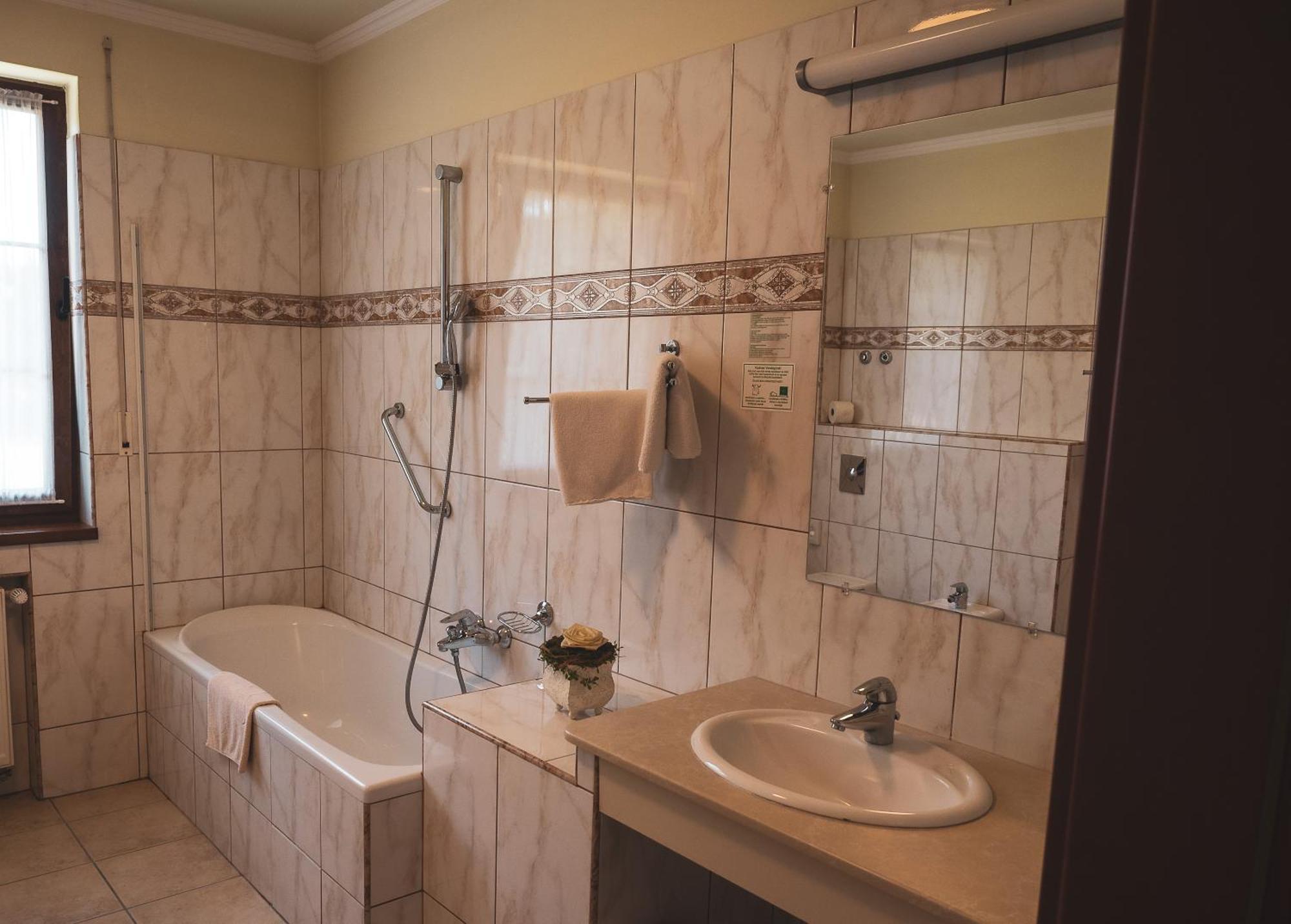 Hetkuti Wellness Hotel Мор Экстерьер фото