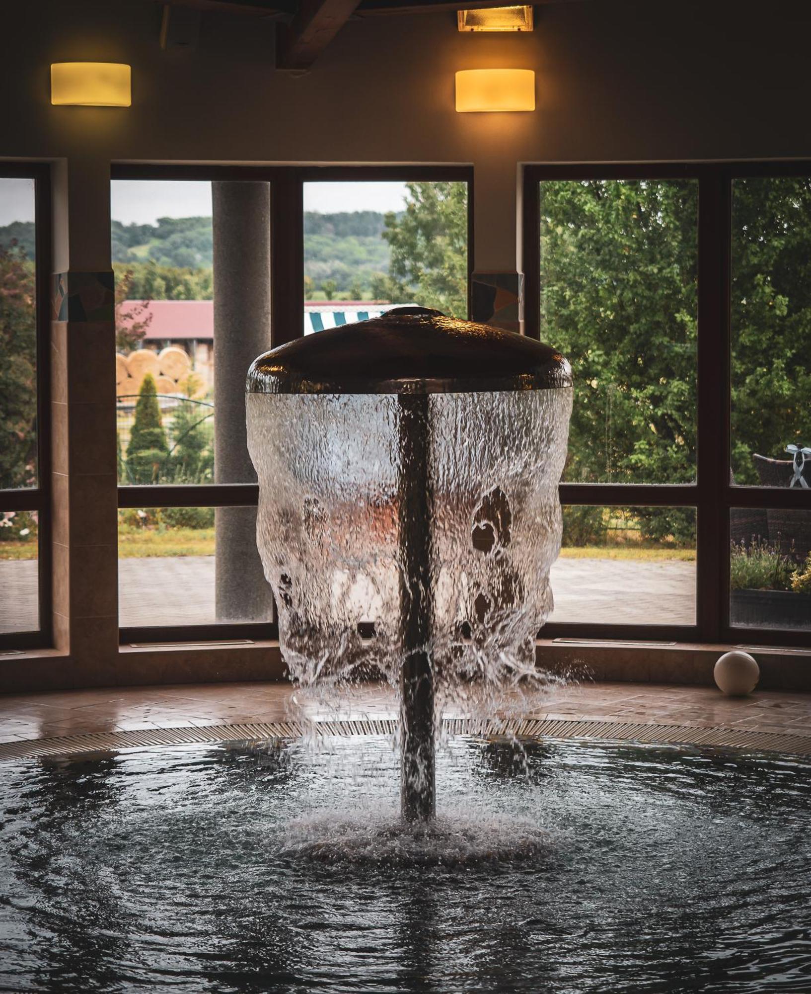Hetkuti Wellness Hotel Мор Экстерьер фото