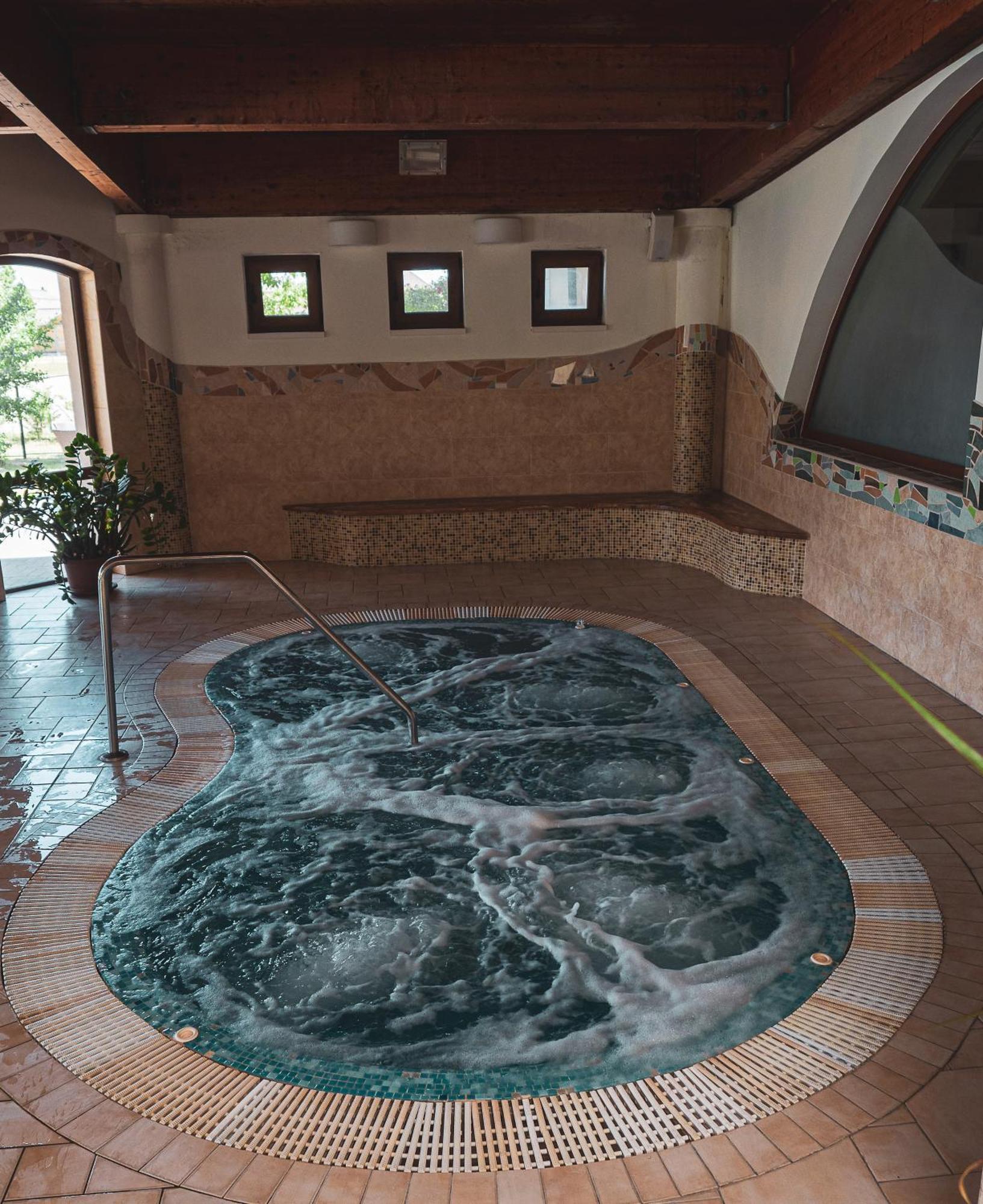 Hetkuti Wellness Hotel Мор Экстерьер фото
