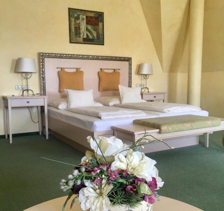 Hetkuti Wellness Hotel Мор Экстерьер фото